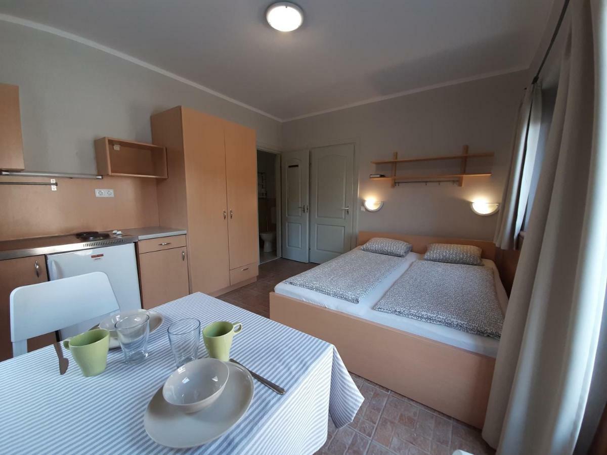 Familia Apartmanhaz Кестхей Экстерьер фото